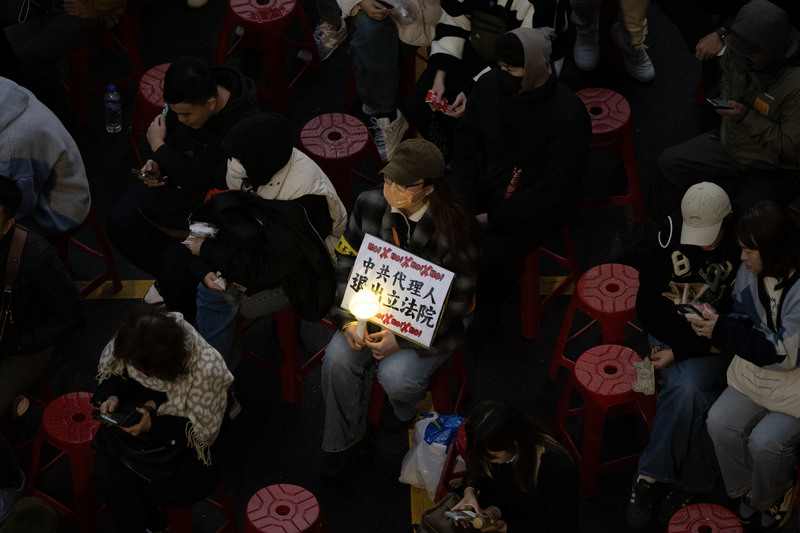 2024年12月20日晚間,集結於台北市濟南路上的人群,正留意立法院內《財劃法》修法的進展。(攝影/楊子磊)