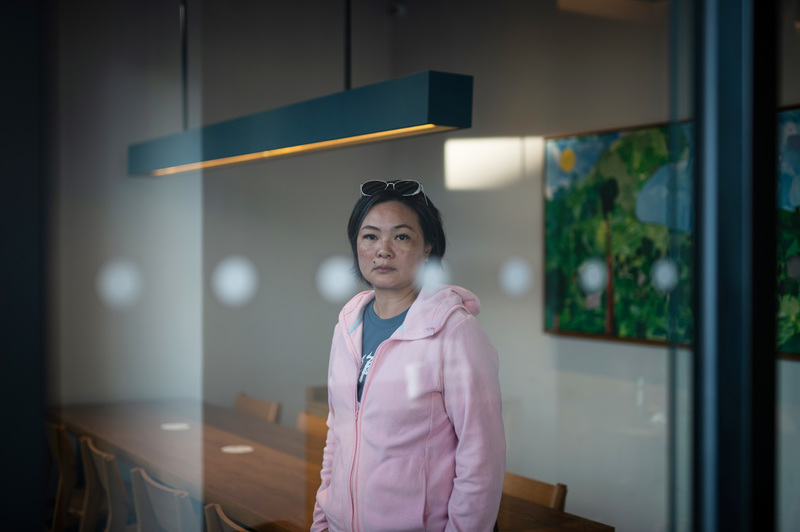 目前擔任高中老師的莊純青，與兩位夥伴獨立調查累積的堅實證據，成為行政與司法機關得以將劉育成繩之以法的關鍵。她選擇不遮掩自己的身分與面貌，與加害人的犯行正面對決。（攝影／林彥廷）