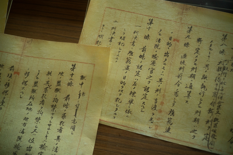 嘉義舊監獄內展示日治時期手寫的獄政文書。(攝影/陳曉威)