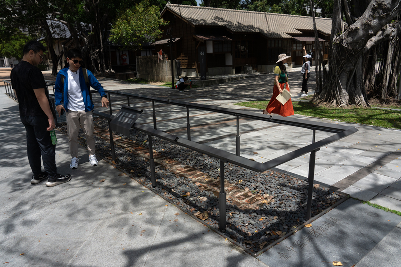 台中舊監獄園區內用圍欄保存的兩段監獄圍牆遺址。(攝影/陳曉威)