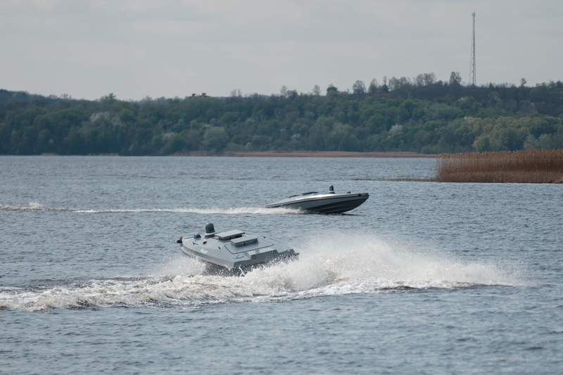 2024年4月13日，烏克蘭海軍的 MAGURA（Maritime Autonomous Guard Unmanned Robotic Apparatus，海上自主防衛無人載具）在水庫中航行。MAGURA是烏克蘭開發的多用途水上無人機，因在黑海對抗俄羅斯艦隊、甚至擊沉多艘軍艦而聞名。（攝影／Vitalii Nosach／Global Images Ukraine via Getty Images）