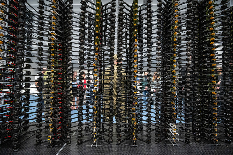 2024年5月2日，利維夫的志工組織向烏克蘭武裝部隊移交了700多架組裝完成的FPV 無人機。（攝影／Stanislav Ivanov／Global Images Ukraine via Getty Images）