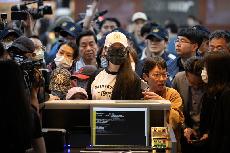 依親來台居住、但未領有我國身分證的劉振亞因鼓吹武統遭驅逐出境,2025年3月25日自台北市松山機場搭機返回中國。(攝影/楊子磊)