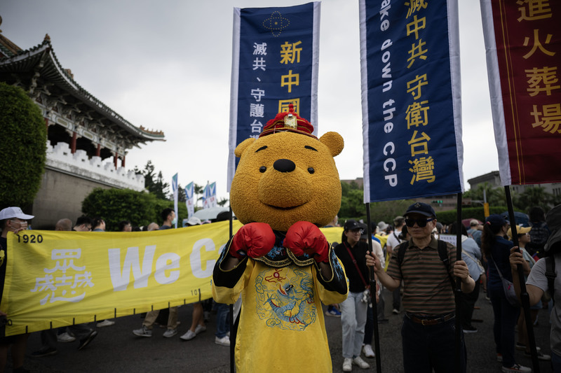 2025年4月19日,由網紅八炯等人號召的「拒絕統戰,守護台灣」大會在凱道登場,現場一位民眾裝扮成身穿龍袍的維尼熊。(攝影/楊子磊)