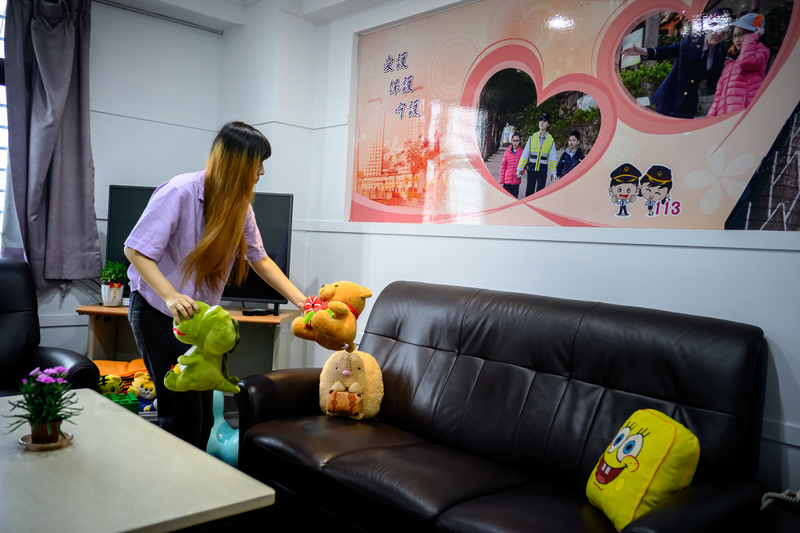 新北婦幼隊的「溫馨室」,未成年人或陪同家長在進行筆錄前,可在此空間與志工、員警互動與熟悉,建立信任。(攝影/黃世澤)