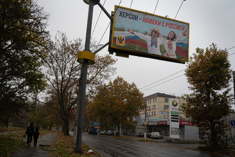 2022年11月17日,在結束長達8個多月的俄軍占領後,烏克蘭赫爾松(Kherson)街道上,仍可見寫有「赫爾松,永遠與俄羅斯在一起」的俄國宣傳標語牌。(攝影/Ashley Chan/SOPA Images/LightRocket via Getty Images)