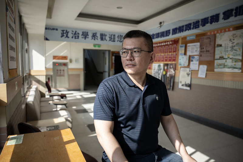 東吳大學政治系教授蘇子喬接受《報導者》專訪,針對罷免立委、罷免總統與倒閣從學理面、法律面、政治體制與社會現況,提出觀察見解。(攝影/楊子磊)