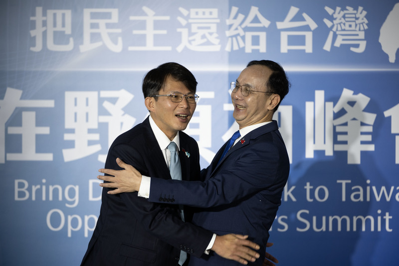 2025年4月22日,中國國民黨主席朱立倫與台灣民眾黨主席黃國昌舉辦在野領袖峰會,共商國會、司法改革以及美國關稅等議題。(攝影/楊子磊)