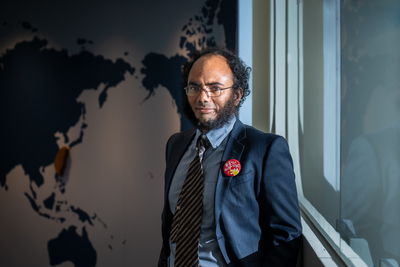 他們只說兵凶戰危，卻沒看見台灣經驗的韌性力量──專訪《不屈之島》蘇爾曼．汗