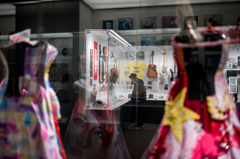 於台北流行音樂中心展出的「唱 我們的歌 流行音樂故事展」呈現了台灣音樂的多元與包容性,其共同策展人之一便是馬世芳。(攝影/黃世澤)
