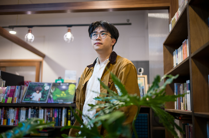 為了養活自己和團員們,曾入圍金曲獎最佳新人的樂團「裝咖人」主唱張嘉祥不只是創作首腦,還得身兼行政、會計、企劃等職務。(攝影/黃世澤)