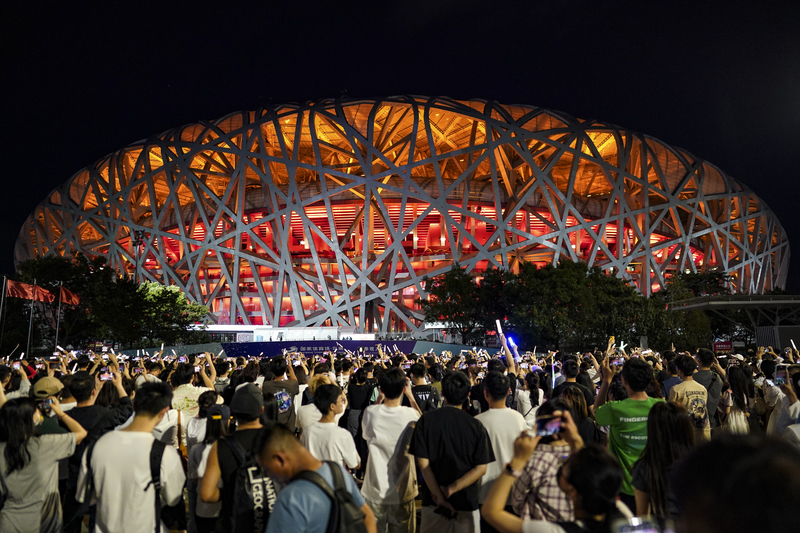 台灣樂團五月天於2023年到2024年間前往北京鳥巢體育館舉辦演唱會,10場共約90萬座位數仍是一票難求,吸引大批樂迷聚集場外圍觀。(攝影/Fred Lee/Getty Images)