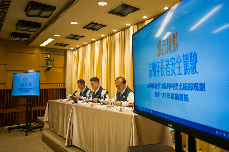 三峽重大車禍隔日,交通部召開「高齡駕駛人駕駛管理制度」說明記者會,由交通部長陳世凱、交通部政務次長陳彥伯、公路局局長陳文瑞、及公共運輸及監理司司長林福山出席,說明年長者安全駕駛修法方向。(攝影/黃世澤)