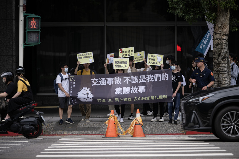 2025年5月22日,還路於民行人路權促進會前往行政院遞交請願書,呼籲政府盡速提出道路系統全盤改革措施,保護行人安全。記者會後,民眾至忠孝東路與天津街路口繞行3圈,悼念日前三峽重大車禍的3名死者。(攝影/楊子磊)