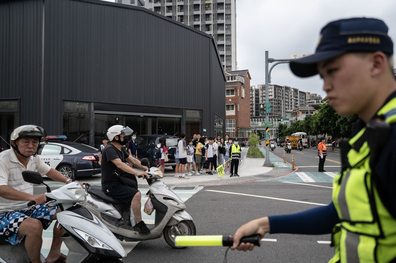2025年5月20日,新北市警方啟動「護童專案」,在肇事路口指揮交通。(攝影/楊子磊)