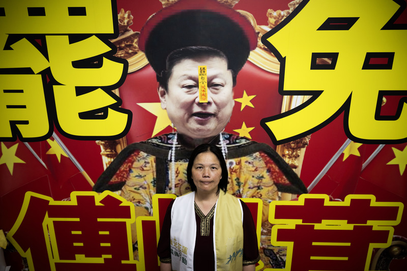 傅崐萁有「花蓮王」稱號，夫妻更是縱橫花蓮政壇20餘年。圖為花蓮罷免案領銜人李美玲在罷團總部的看板前合影。（攝影／楊子磊）