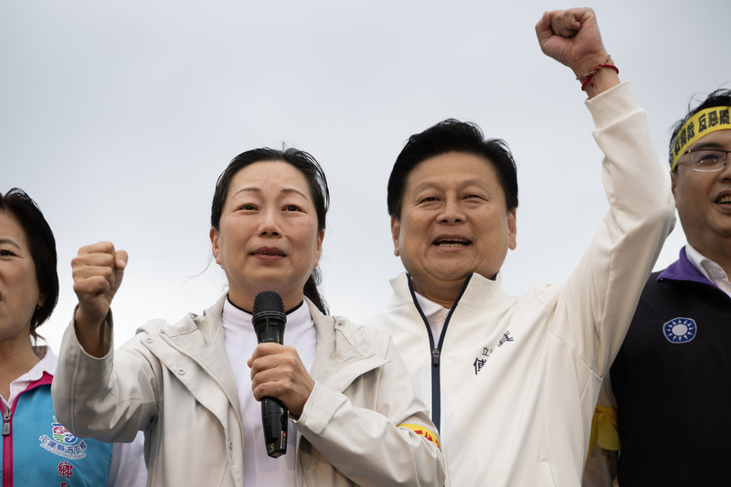 2025年4月26日，國民黨於凱達格蘭大道舉辦「反綠共戰獨裁」活動，立法委員傅崐萁與花蓮縣長徐榛蔚一同上台高喊口號，訴求反罷免。（攝影／楊子磊）