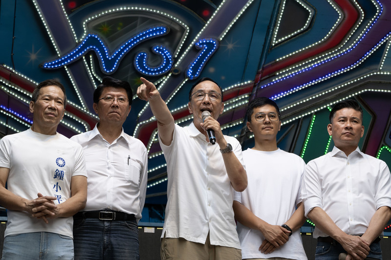 2025年5月18日，國民黨於台北市國軍英雄館旁舉辦「反惡霸、戰獨裁」台北市中正萬華場政策說明會，朱立倫（中）和李孝亮（右2）批評民進黨，並要求支持者積極連署罷綠。（攝影／楊子磊）