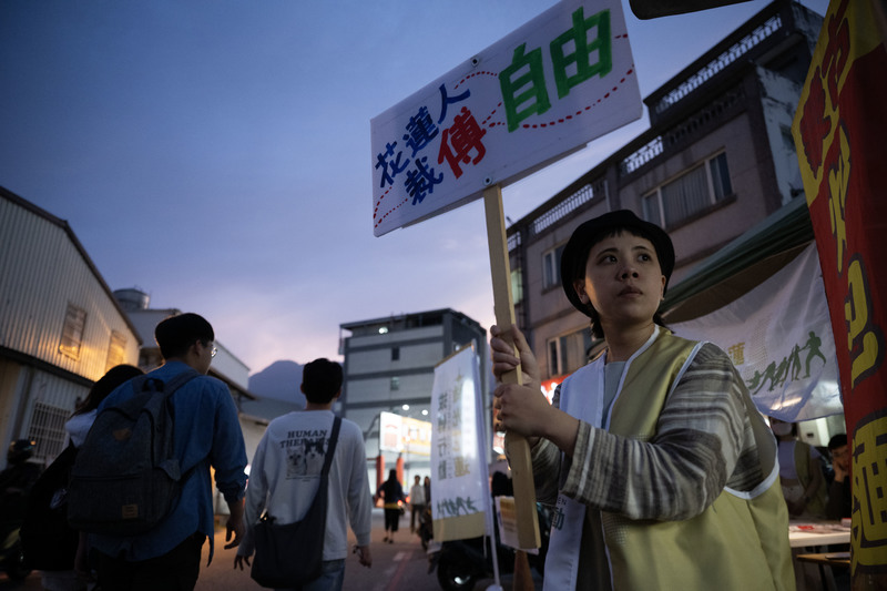 東華大學學生是罷免傅崐萁的其中一支隊伍，他們在東華校園附近的夜市擺攤連署。（攝影／楊子磊）