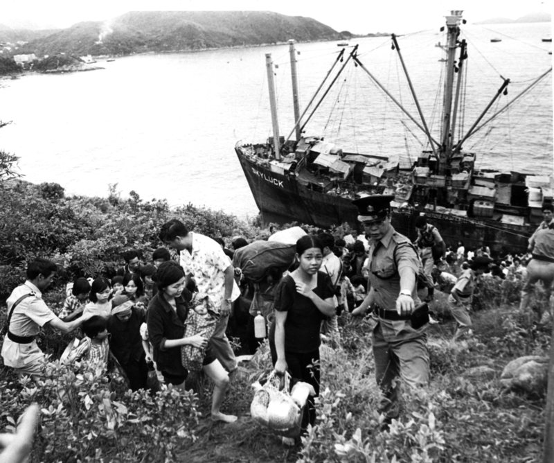 1979年6月29日,巴拿馬籍貨船Skyluck擱淺於香港南丫島外海,船上2,664名越南船民在將5個月的漂泊後首次踏上陸地。(攝影/AP Photo File)