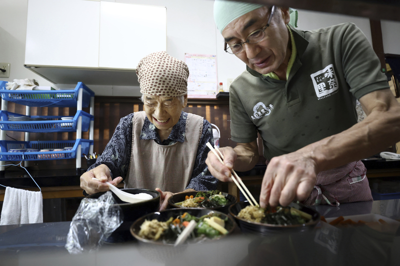 至2040年,預估日本的高齡人口比率只會有增無減。如何讓長者不與社會脫節、活得有尊嚴與有趣,將是高齡社會的一大挑戰。(攝影/Kunihiko Miura/The Yomiuri Shimbun via AP Images)