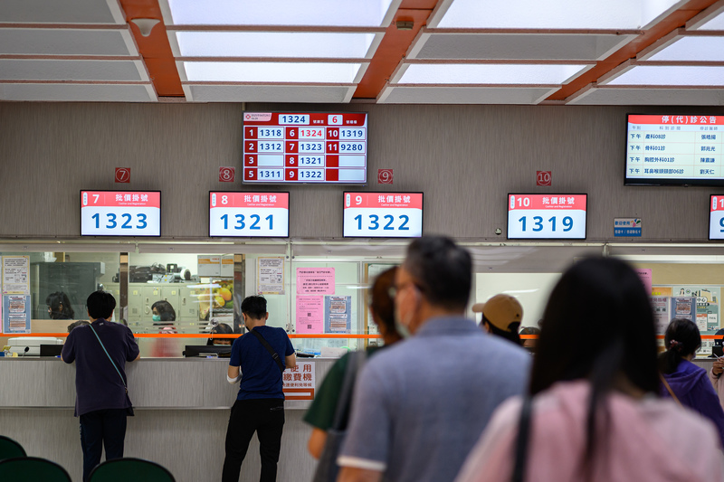 此次攻擊中,CrazyHunter加密多個院內系統的重要檔案,使得掛號系統短暫失靈,連帶影響民眾就診。圖為民眾於台北馬偕醫院掛號之情形。(攝影/黃世澤)