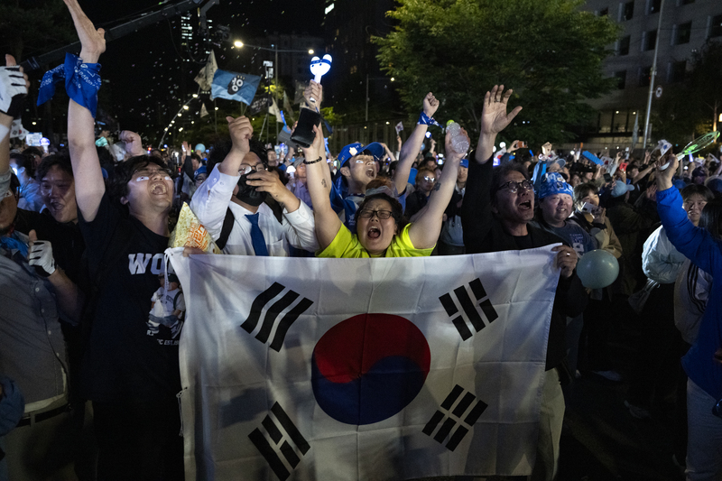 2025年6月4日清晨,李在明確定當選後,支持者在首爾聚集慶祝。(攝影/Chris Jung/NurPhoto via Getty Images)