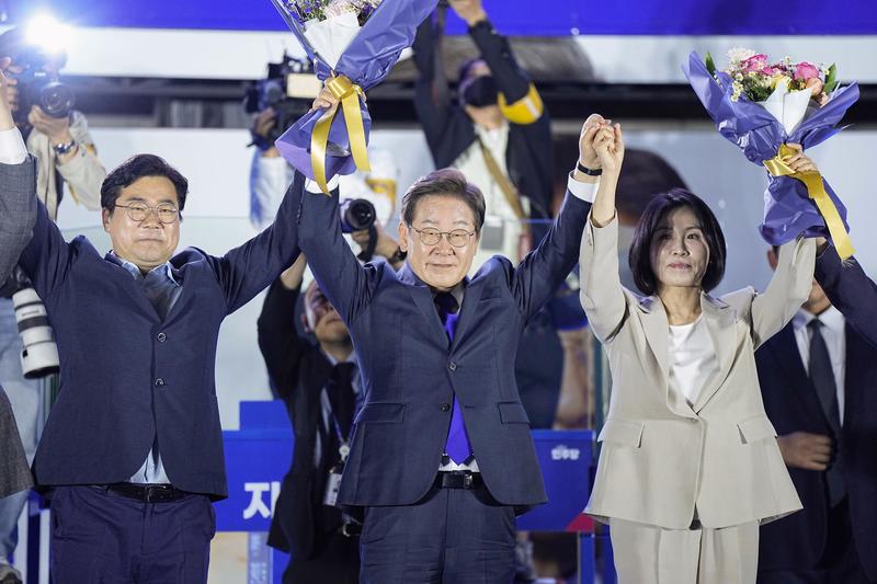 2025年6月4日清晨,韓國總統大選結果出爐後,共同民主黨候選人李在明(中)在首爾慶祝勝選。(攝影/Kyodo News via Getty Images)
