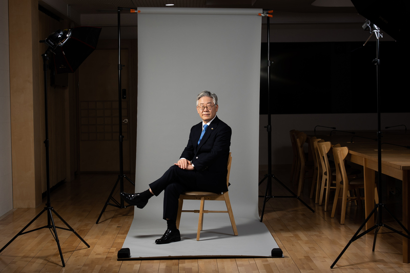 2018年7月至2021年10月,李在明擔任韓國人口最多的京畿道地方首長。2020年9月29日,他接受媒體訪問,說明推動普遍性的收入支持措施來因應貧富不均的主張。(攝影/Seong Joon Cho/Bloomberg via Getty Images)