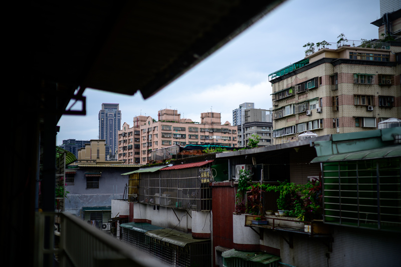 一般民宅屋頂多有違建與水塔等設施,政府政策雖獎勵小屋頂設置光電,認為這塊還極具潛力,但也阻礙重重。(攝影/黃世澤)