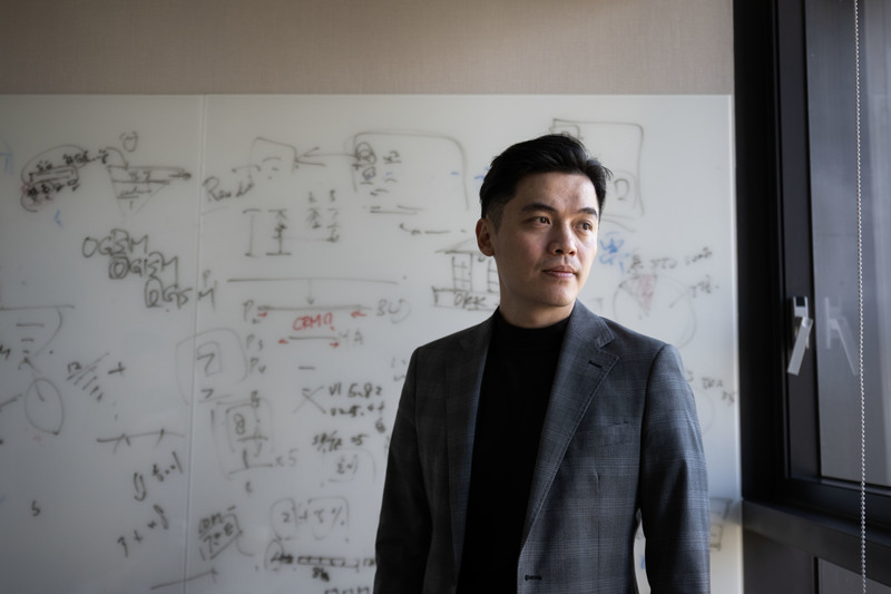 陽光伏特家執行長馮嘯儒認為,相較於金錢補貼,若政府能提供更明確的規範,將更有可能吸引住宅型屋頂投入能源轉型。(攝影/楊子磊)