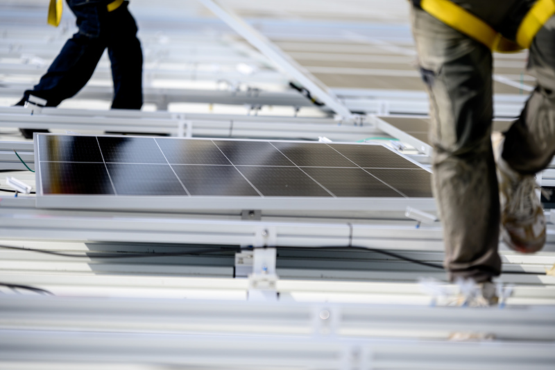 台灣的屋頂光電雖已有進展,但要再擴大推動、2030年前再新增6.98GW,還需要更周全的規畫與社會信任,才能穩健達標。(攝影/黃世澤)
