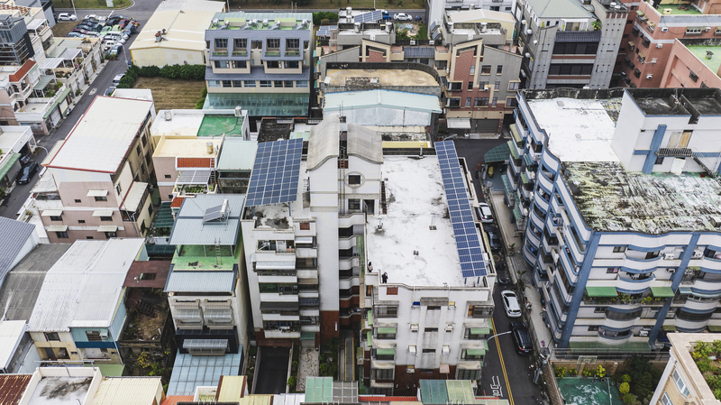 政府正在研擬新設或改建的建築屋頂強制蓋光電的規定,環團認為目前「小宅化」趨勢明顯,新規定將難以管到電梯大樓、華廈等建築型態,建議應下修面積。圖中已設置光電的建築,為嘉義市西區的集合式住宅「典藏家」。(圖片提供/睿禾控股)