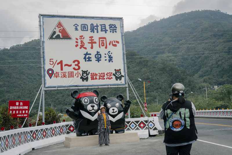卓溪鄉有「黑熊之鄉」稱號,然而除了將黑熊擬人化作為部落意象代表,接踵而來的人熊衝突問題也須重視。(攝影/馬雨辰)