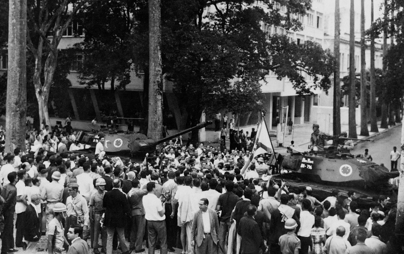 1964年4月1日,巴西陸軍坦克直抵里約熱內盧的瓜納巴拉宮,參與推翻總統古拉特(João Goulart)的軍事政變。此次武裝政變後,建立了布蘭科(Humberto Castelo Branco)領導的軍事政權。(攝影/AFP)
