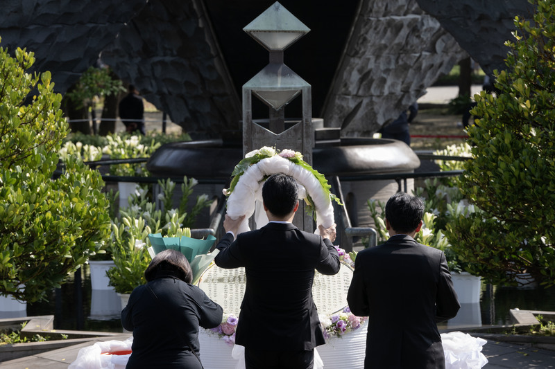 2025年2月28日,台北市長蔣萬安(中)於二二八和平公園78週年追思會上,在紀念碑前獻花。(攝影/楊子磊)