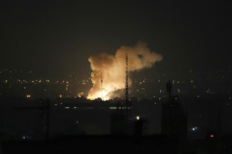 2025年6月13日,德黑蘭市區在遭受攻擊後升起濃煙。(攝影/Vahid Salemi/AP Photo/達志影像)