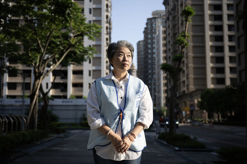 即使在罷工後背負官司，曲佳雲選擇更投入工會，將更多責任背在身上。對於現為長榮航空企業工會理事長的她來說，這是另一個保護自己的方式。（攝影／楊子磊）