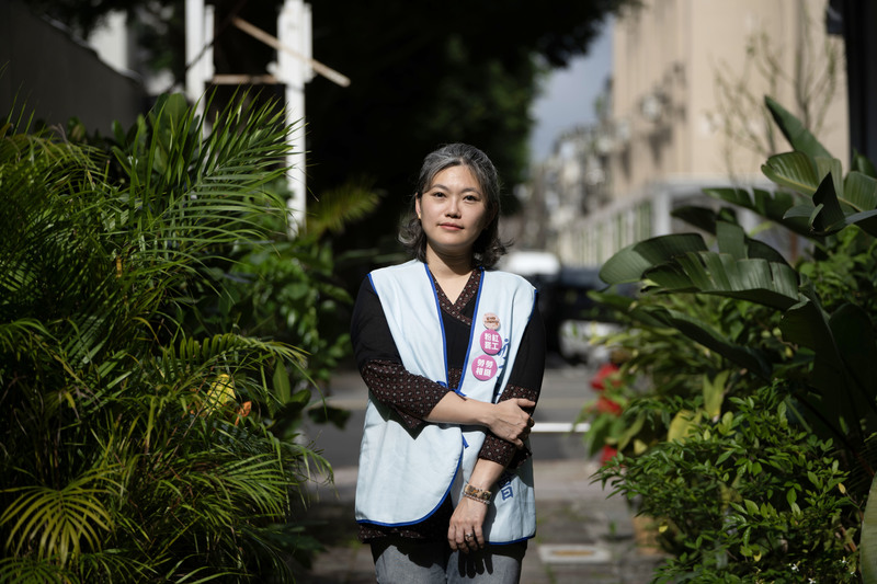 李瀅曾經一度離開空服員職業工會，但還是被夥伴勸回來，現為常務理事。她說，會先做好自己份內工作，保護好自己再來幫助其他人。不染髮的自然花白髮色，也是理念的展現。（攝影／楊子磊）