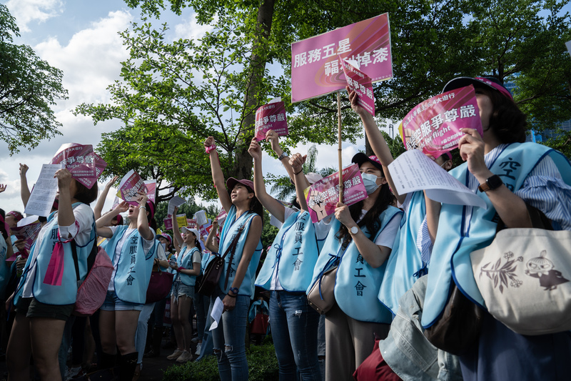 長榮空服員罷工打破長榮集團無工會神話，但即使如此，過去4年的永續報告書中對此事件隻字未提。圖為2019年6月4日，空職工發起「台灣工人拚民主、長榮空服爭尊嚴」大遊行。（攝影／蘇威銘／資料照片）