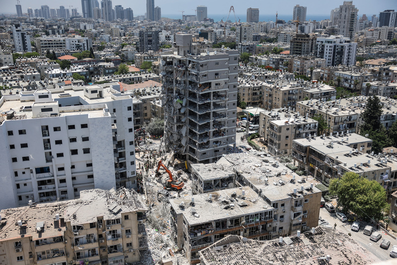 2025年6月15日，伊朗飛彈攻擊後，貝特雁多棟建築受損情形曝光。（攝影／Ronen Zvulun／Reuters／達志影像）