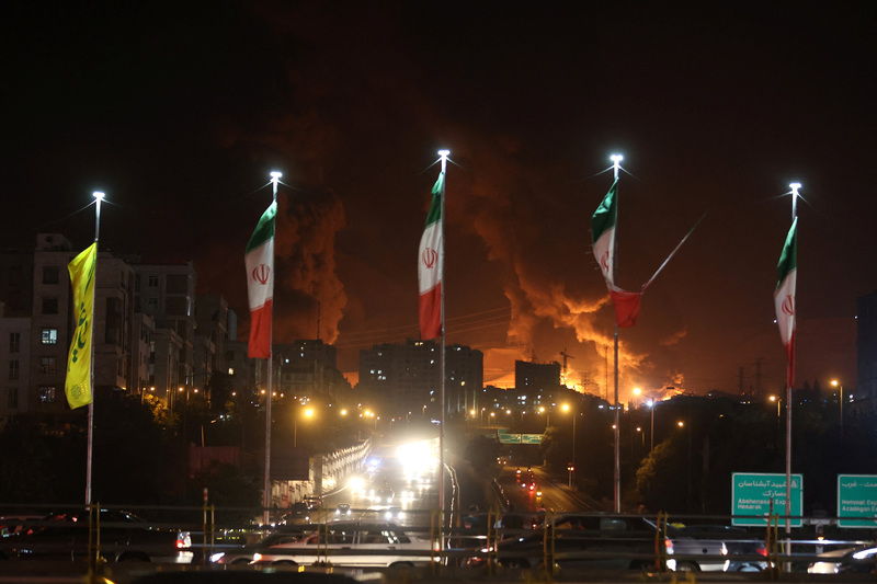 2025年6月15日，以色列空襲伊朗黑蘭（Tehran），設於沙蘭（Sharan）的油料儲存設施起火燃燒，現場可見火光。（攝影／Majid Asgaripour／WANA via Reuters／達志影像）