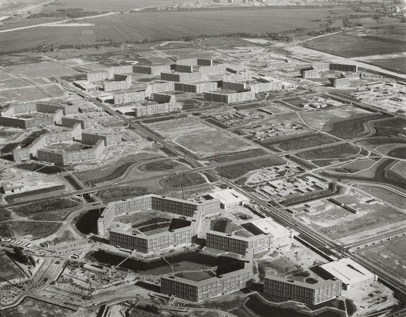 1971年,拜爾美米爾社區的空拍照片,清楚地呈現蜂巢型的社區規劃。(圖片來源/阿姆斯特丹檔案館 )