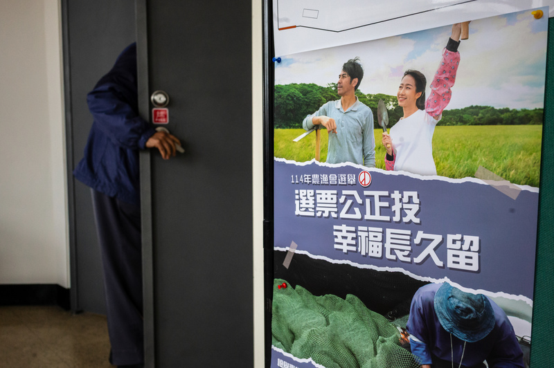 桃園市農會選舉投票時,場外張貼的反賄選廣告。(攝影/黃世澤)