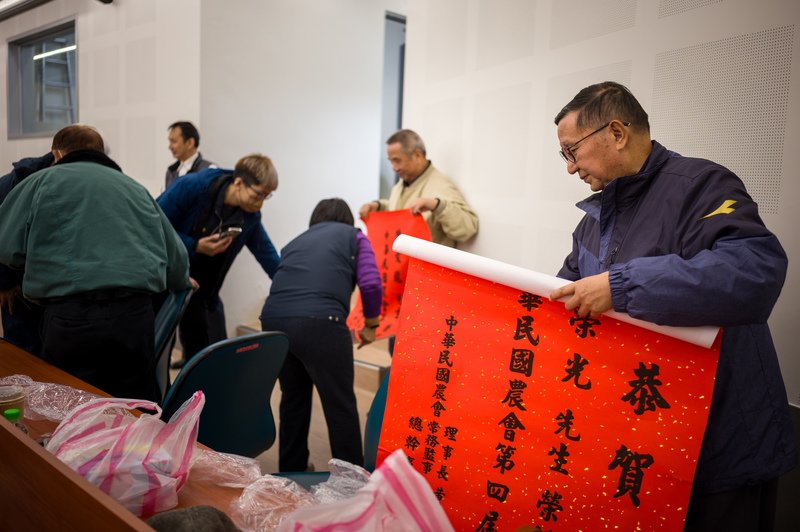 2025年3月17日,桃園市農會完成改選,新任會員代表手持全國農會準備好的當選祝賀紅紙。(攝影/黃世澤)