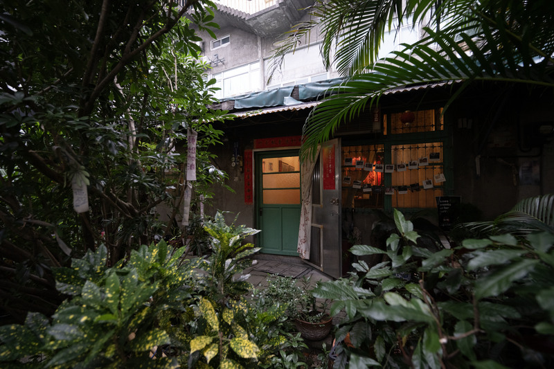 緊鄰瑠公圳的賴碧珍家,是阿公蔡金木所建、圳頭段唯一一棟日治時期留下來的老宅,已有80年以上歷史,卻陷入10多年的訴訟,即將面臨強拆。(攝影/楊子磊)