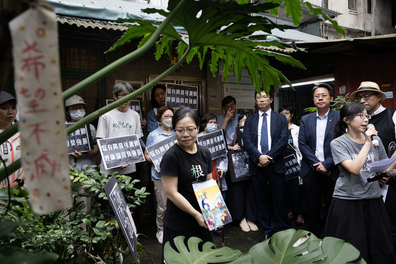 第二次接到法院強制執行公文後的週末,賴碧珍和律師、空間規劃專業者及民間團體在老宅前舉行記者會,再度提出雙贏方案,呼籲地主重新啟動協商。(攝影/楊子磊)