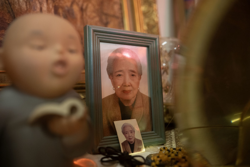 賴碧珍家中擺放的阿媽陳罔市遺像。享嵩壽103歲的陳罔市在世時,外界多用百歲人瑞迫遷案角度切入瑠公圳報導。(攝影/楊子磊)