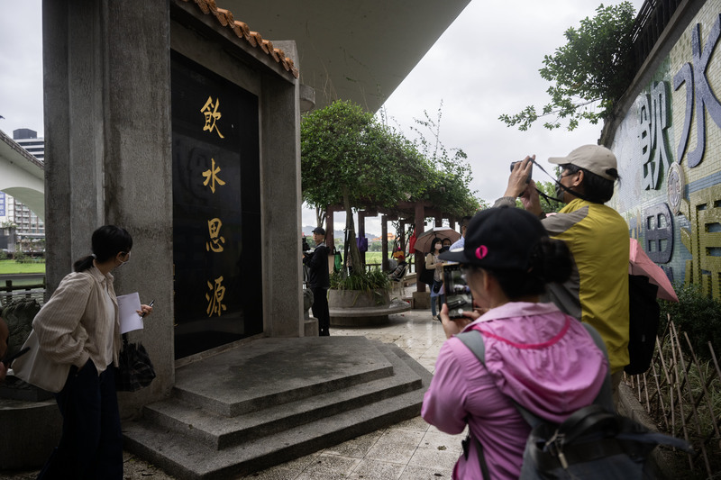 文史團體多次提報瑠公圳賴碧珍老宅文資審議。圖為2024年11月12日,瑠公圳圳頭提報文化景觀會勘場景。(攝影/ 楊子磊)