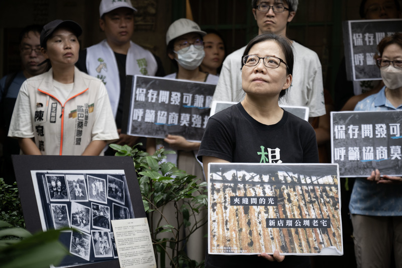 2025年6月21日,新店瑠公圳迫遷案屋主賴碧珍在老宅前舉行記者會,請求法院暫緩執行拆屋。(攝影/楊子磊)